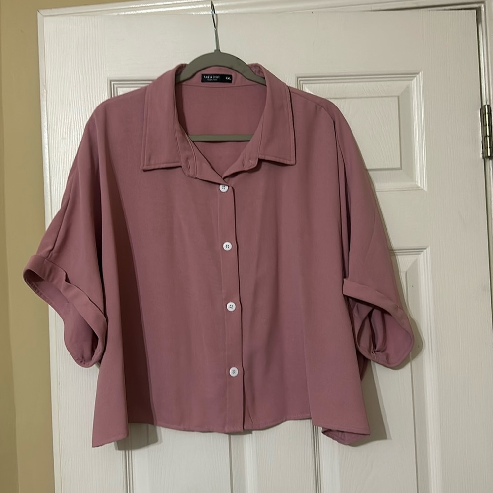 Never worn. She in crop top size 4 xl